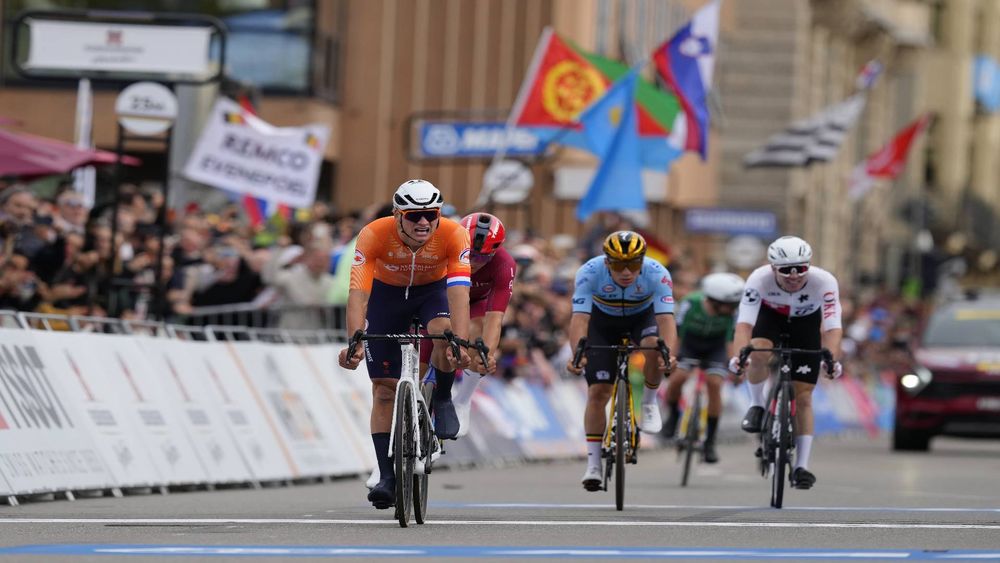 Letse wielerbond wil actie van UCI na gevaarlijke inhaalactie Van der Poel 