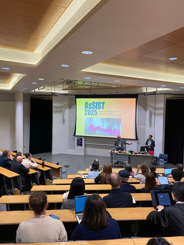 Robin Williams from ISSTS welcomes participants to the conference 