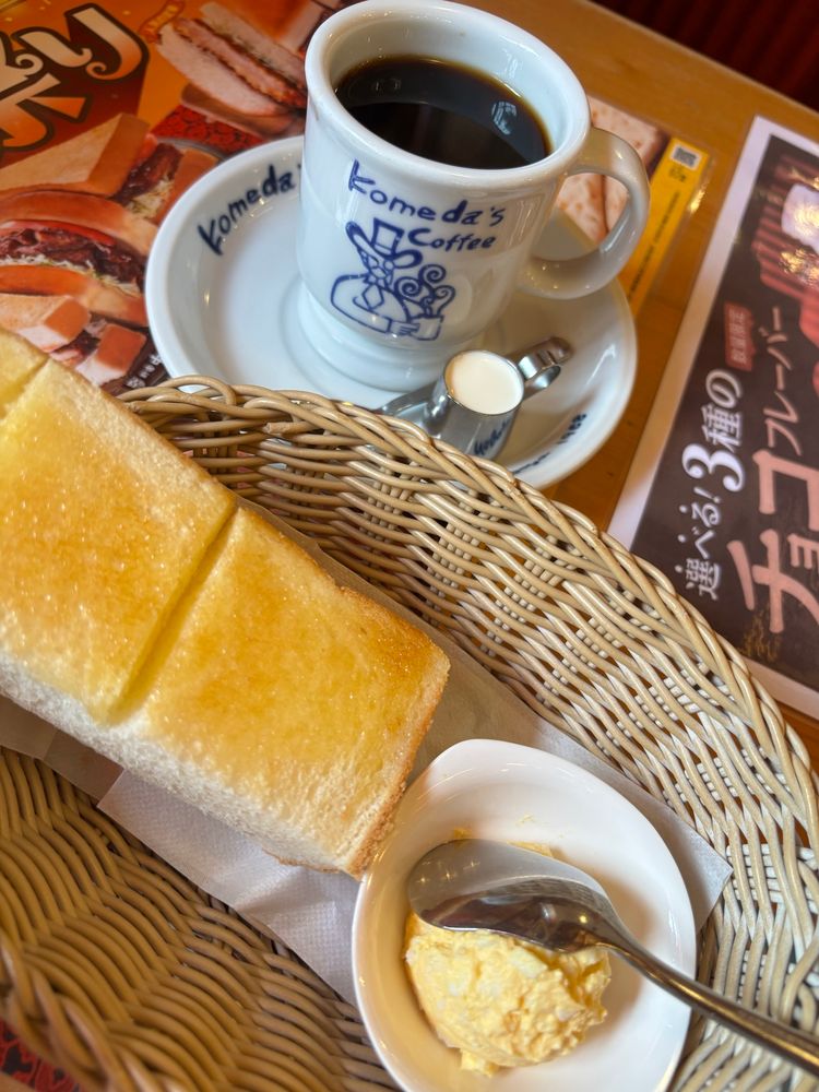 コメダ珈琲店のモーニング。コーヒーと食パンと卵ペーストです