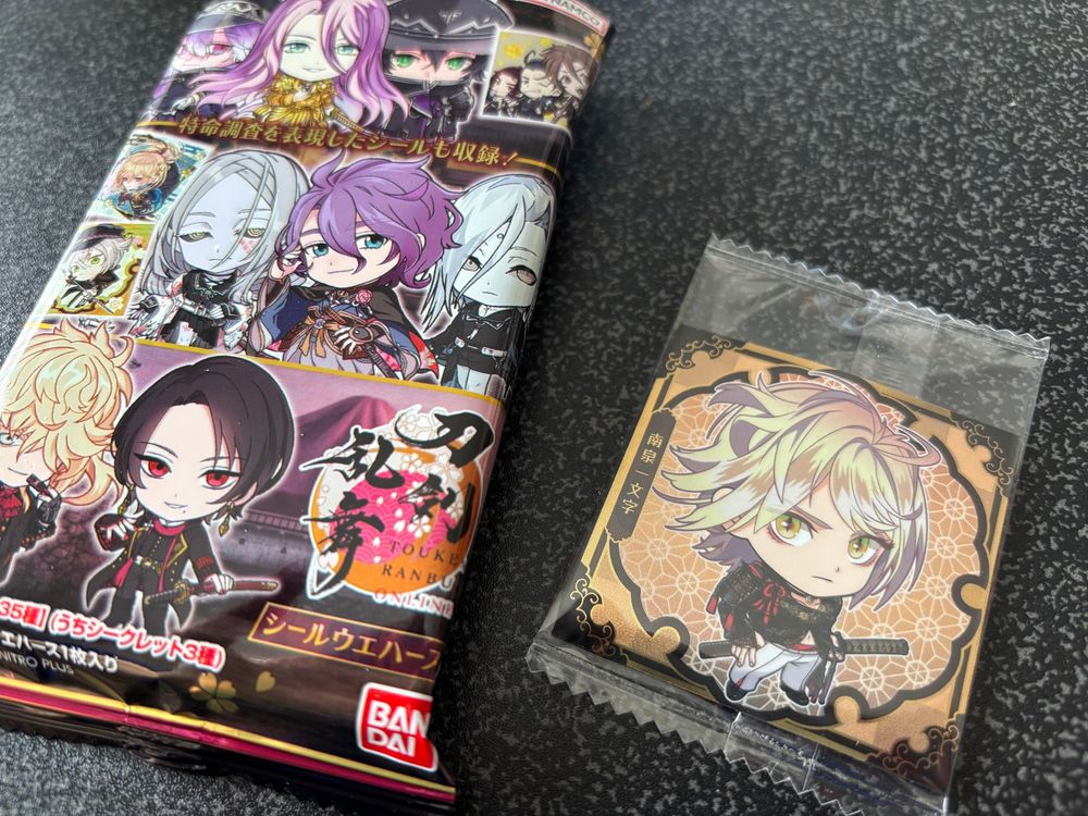 刀剣乱舞のウエハースです。南泉一文字のシールが封入されていました