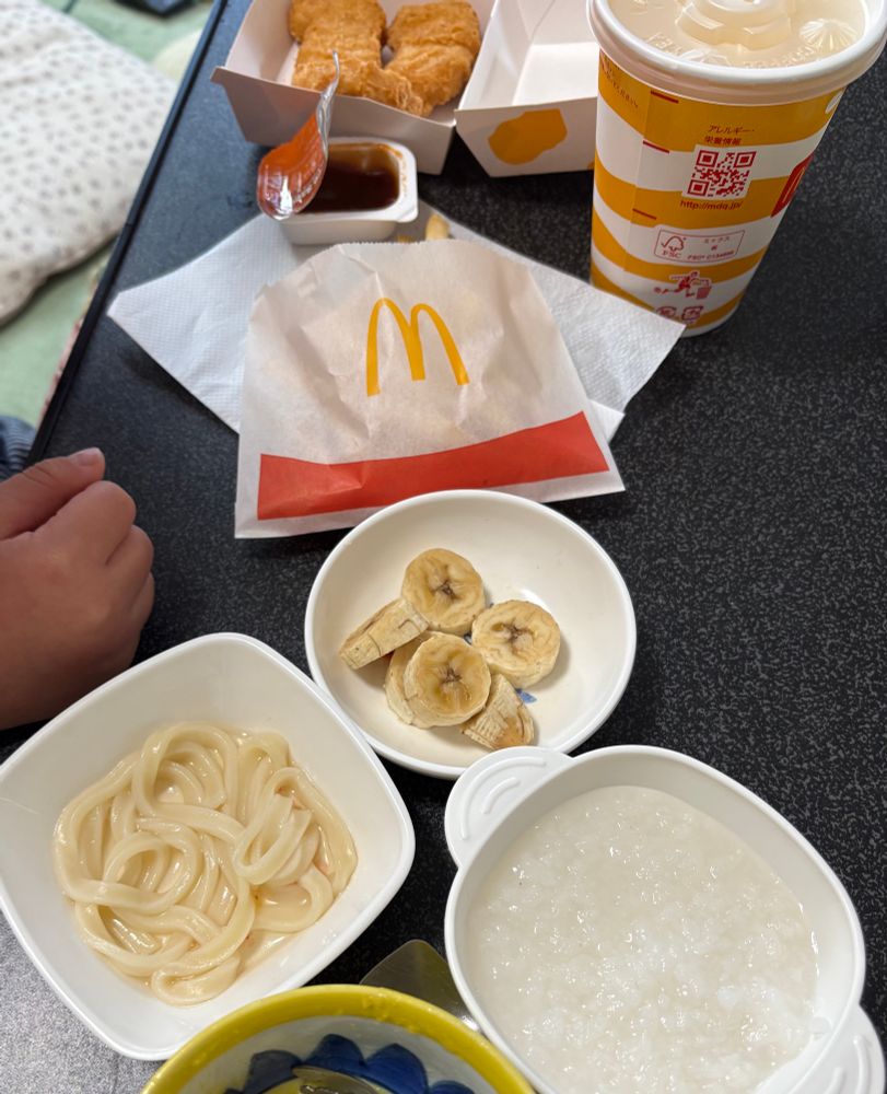 写真上部にマックのハッピーセットが、写真下部におかゆとうどんとバナナが写っています。食べてくれるならなんでもいいけど母ちょっと泣きたい