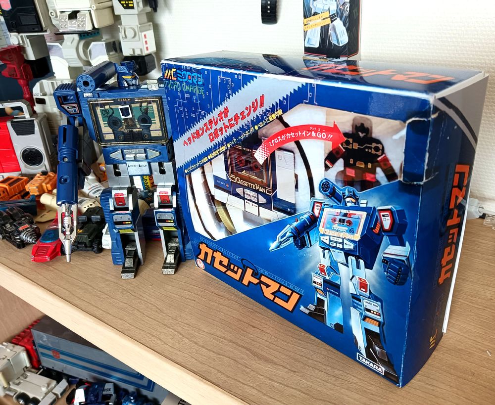 Transformers Soundwave next to a printed Cassetteman box