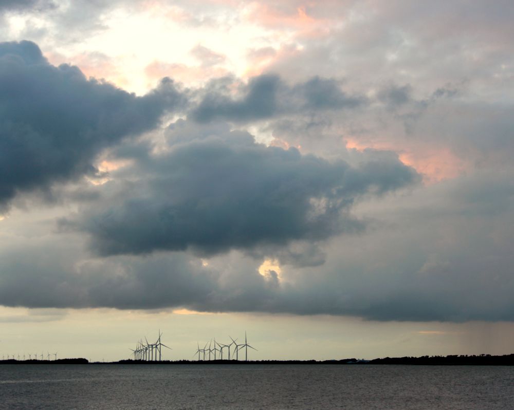 Retro #0015 - Skyer og vindmøller ved Limfjorden før solnedgang