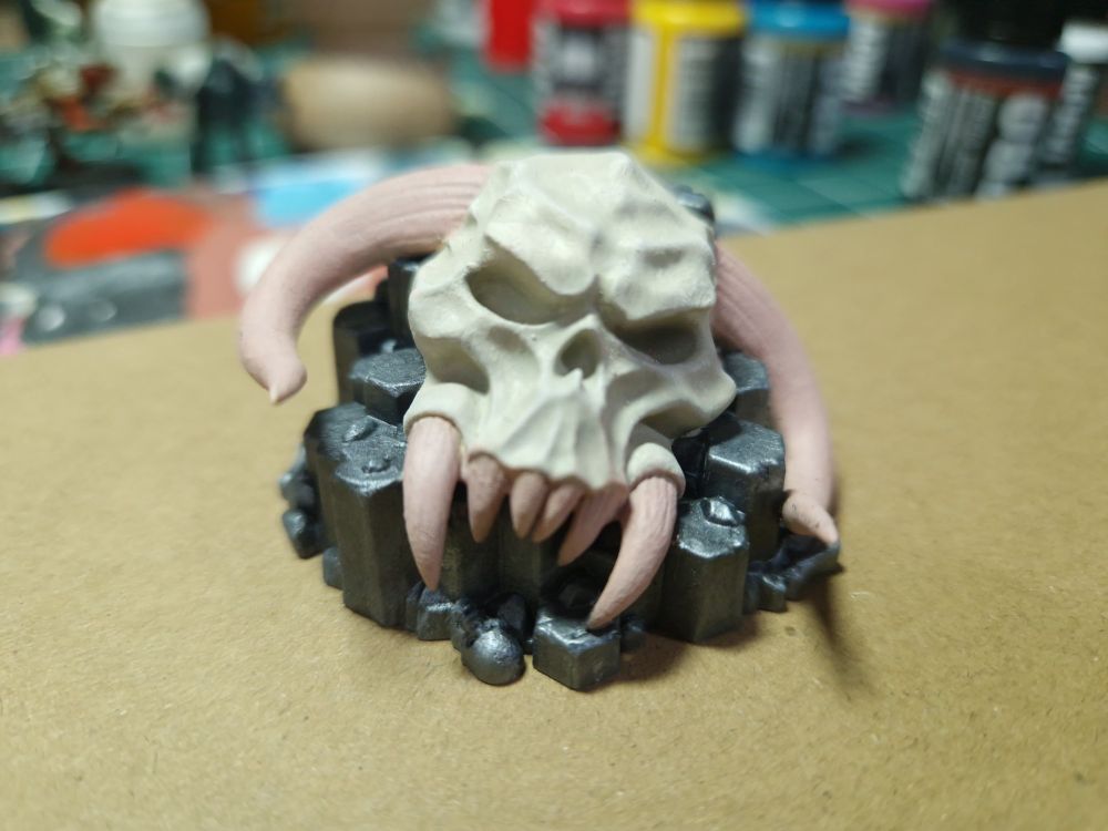 Miniature scenery skull with horns.