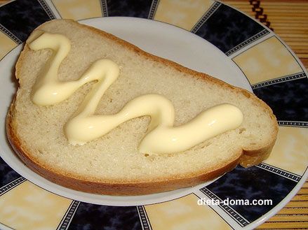Хліб з майонезом