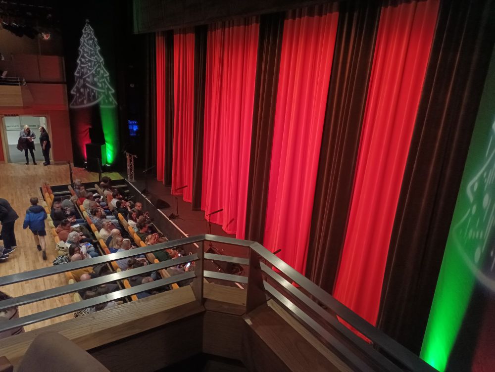 Waiting for the start of the music night.