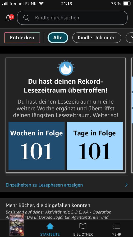 
Screenshot der Kindle-App auf einem Smartphone mit dem Hinweis: „Du hast deinen Rekord-Lesezeitraum übertroffen!“ Darunter steht, dass der Nutzer seinen Lesezeitraum um eine weitere Woche verlängert hat. In zwei großen Kästen ist zu sehen: „Wochen in Folge: 101“ und „Tage in Folge: 101“. Oben im Bildschirm ist der Akkustand bei 73 %, die Uhrzeit ist 21:13 und das Mobilfunknetz zeigt „freenet FUNK“. Am unteren Bildschirmrand wird ein Buchtipp angezeigt.