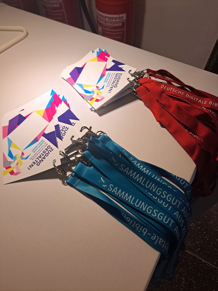Lanyards in blau und rot und einem Anhänger "Zugang gestalten!"