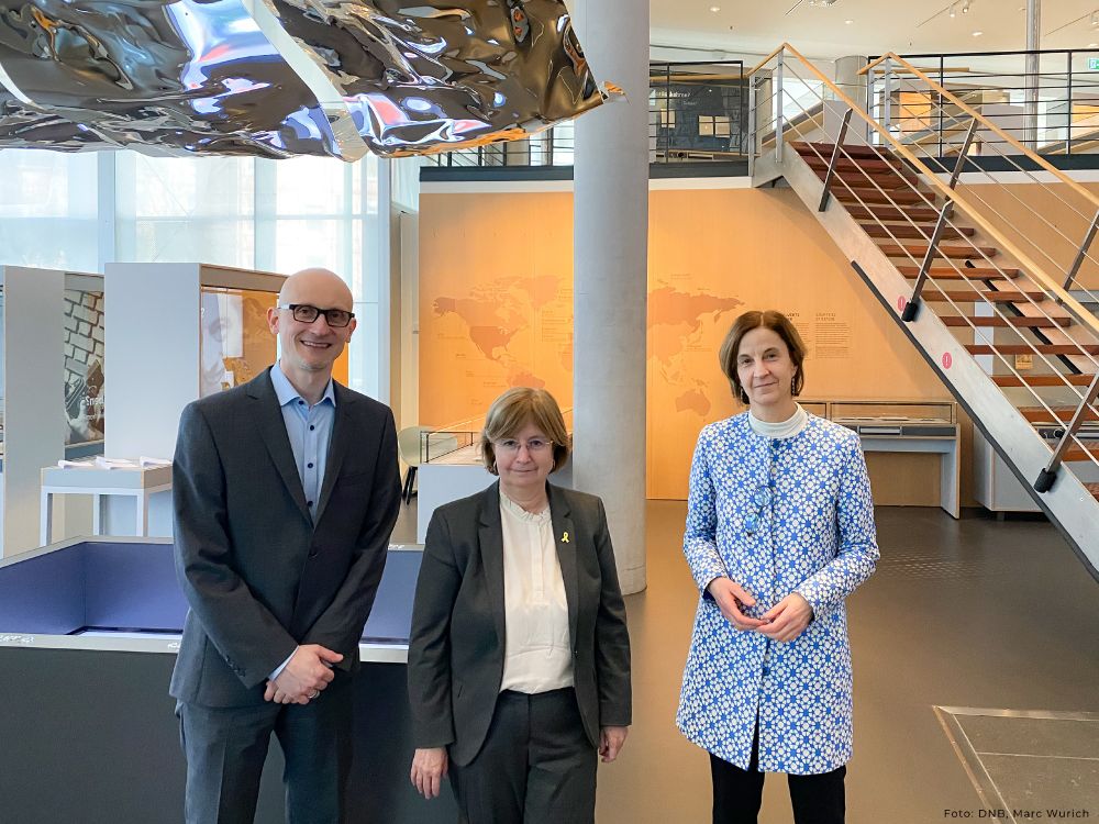 v.l.n.r. Johannes Neuer, Talya Lador-Fresher, Sylvia Asmus in der Dauerausstellung "Exil. Erfahrung und Zeugnis"