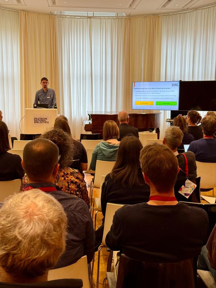 Personen lauschen einem Vortrag