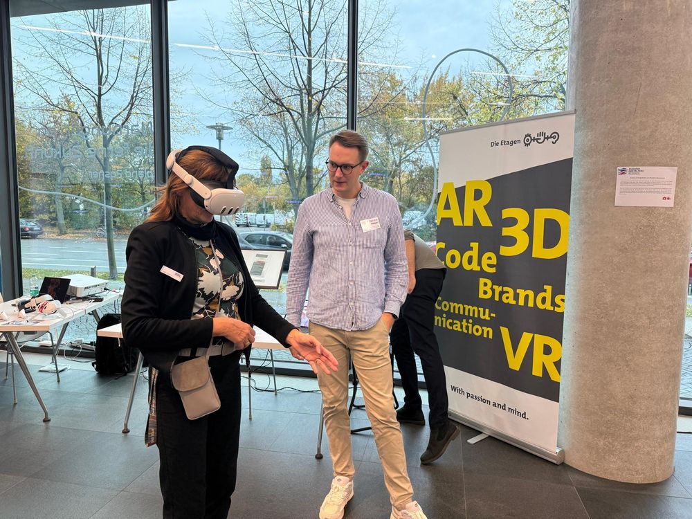 Eine Person bedient eine VR-Brille unter Anleitung