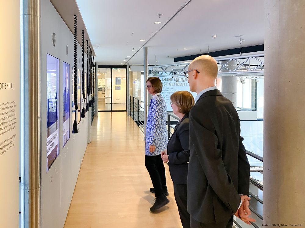 v.l.n.r. Sylvia Asmus, Talya Lador-Fresher, Johannes Neuer beim Betrachten einer Installation