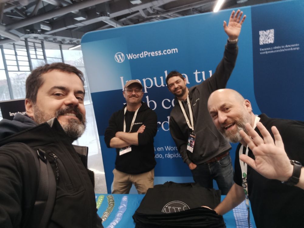 Pues eso, tres simpáticos Auttomatics y un Pinchito en el stand de WordPress 