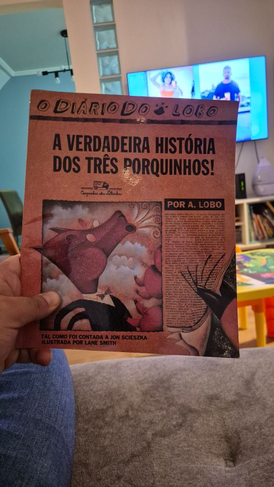 Capa do livro "A Verdadeira História dos Três Porquinhos"
