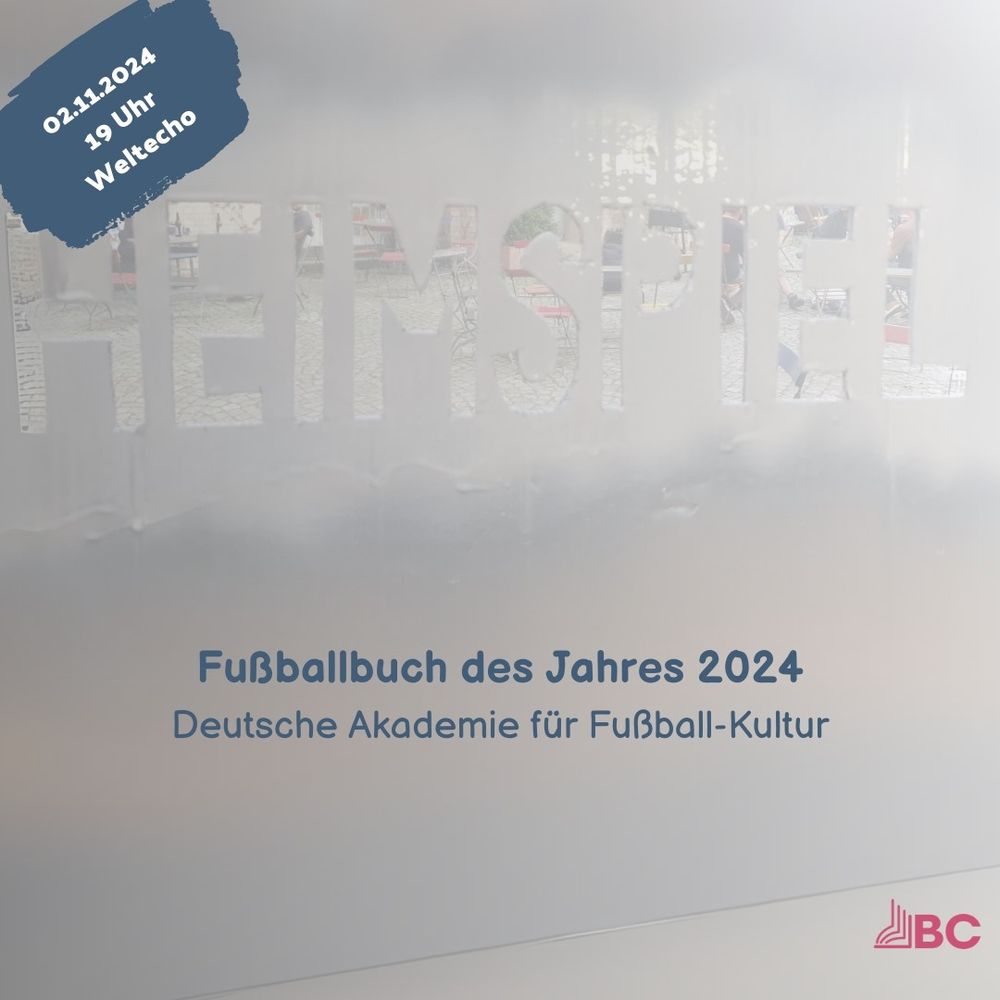 Leicht im Hintergrund steht Heimspiel. Oben links "02.11.2024, 19 Uhr Weltecho". Unter Heimspiel steht Fußballbuch des Jahres 2024. In der Ecke rechts unten ist das Logo von Bookcorner(n), ein aufgeschlages Buch mit BC daneben.