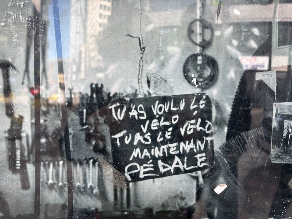 Affiche chaussée de Louvain, près de Madou. 