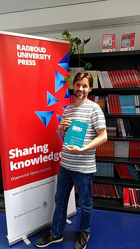 Djoerd Hiemstra proudly holding a copy of the first issue