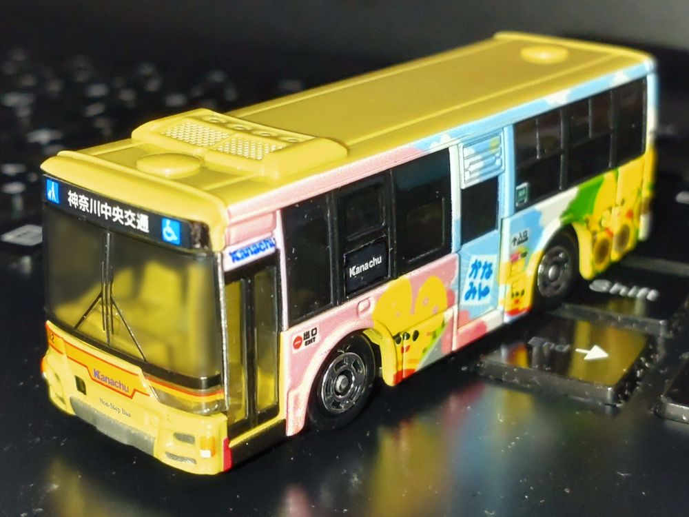 2025-11-25 toaru_mikoto, sub_mikoto
神奈川中央交通オリジナルトミカ　ま112号車三菱ふそうエアロスター「かなみん」ラッピングバス　街の風景