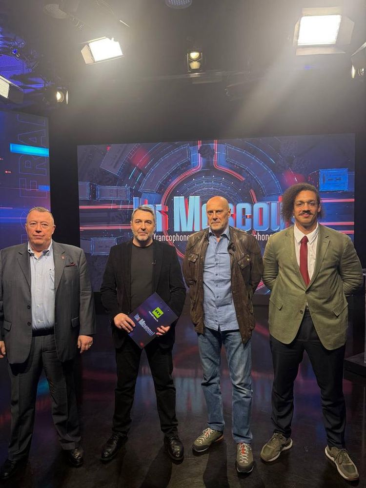 Alain Soral on RT’s “Ici Moscou : Les Français parlent aux Français” by Xavier Moreau, recently changed to “Les francophones parlent aux francophones”, with Franck Pengam (right) and Cyrille de Lattre (left).
