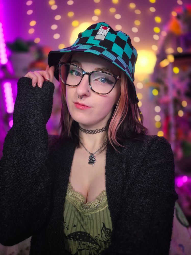 selfie of kat wearing a bucket hat 