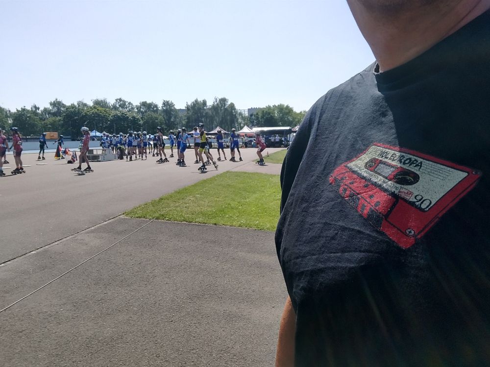 Viele Skaterinnen auf dem Infeld einer Skaterbahn 
