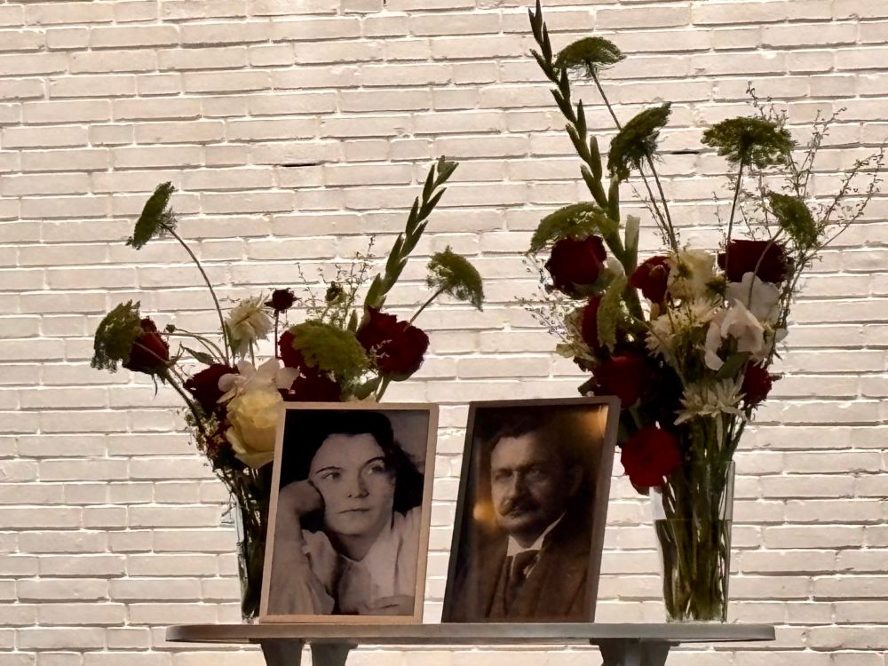 Fotos von Traute Lafrenz und Otto Wels neben kleinen Blumensträußen 