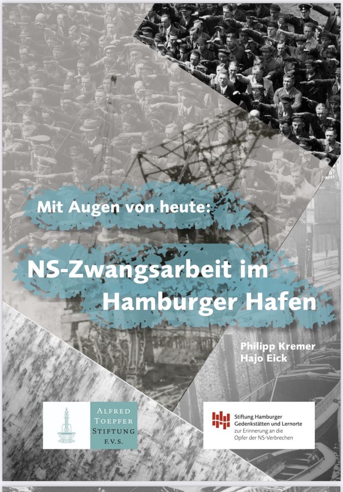 Plakat mit grauen historischen Fotos die u.a. Menschenmassen zeigen. Davor weißer Text auf Türkis: Mit Augen von heute:
NS-Zwangsarbeit im Hamburger Hafen. 
Philipp Kremer
Hajo Eick
Zwei Logos darunter: Alfred Töpfer Stiftung und Stiftung Hamburger Gedenkstätten und Lernorte zur Erinnerung an die Opfer der NS-Verbrechen