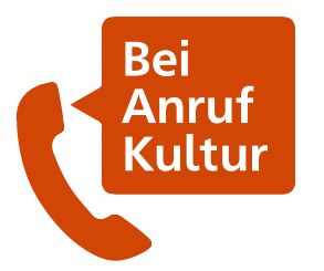 Logo von Bei Anruf Kultur: Telefon-Hörer in orange und in einer Orangen Sprechblase Text: Bei Anruf Kultur