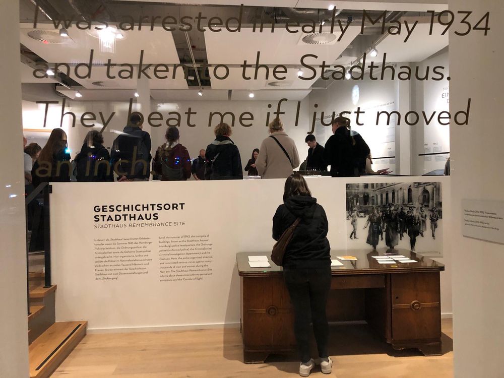 Blick durch das Schaufenster an der Stadthausbrücke in die Ausstellung