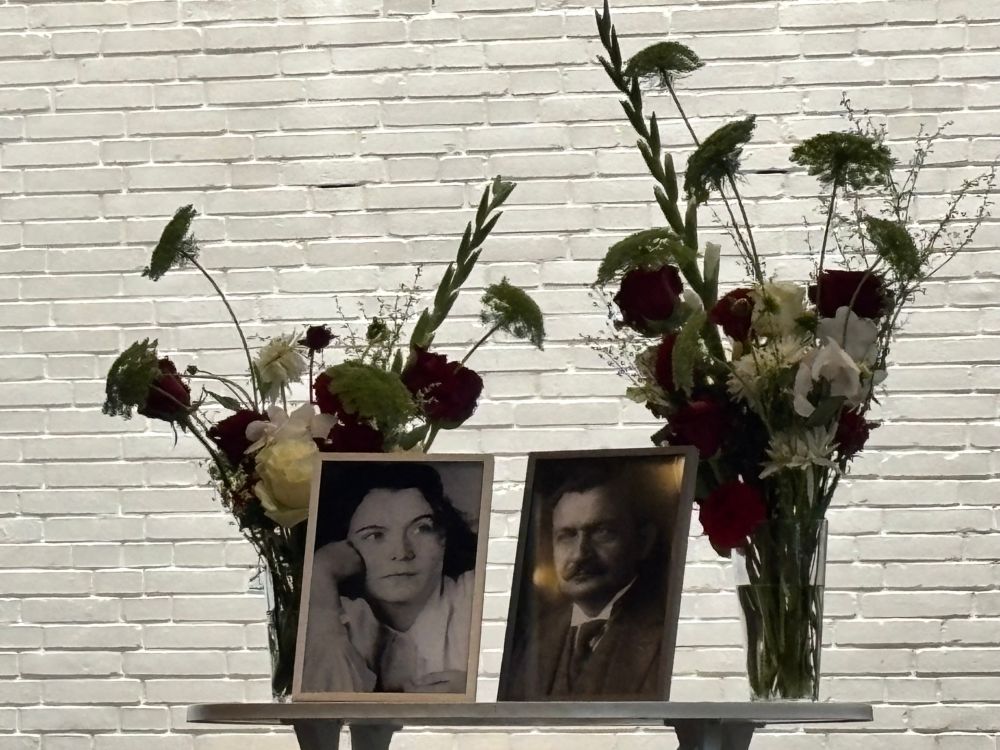 Fotos Traute Lafrenz und Otto Wels vor Blumen 