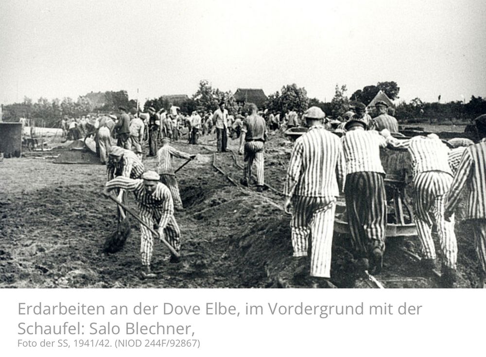 Schwarzweißfoto das Häftlinge in gestreiften Jacken und Hosen  bei Erdarbeiten zeigt.  Foto der SS 1941 oder 1942
