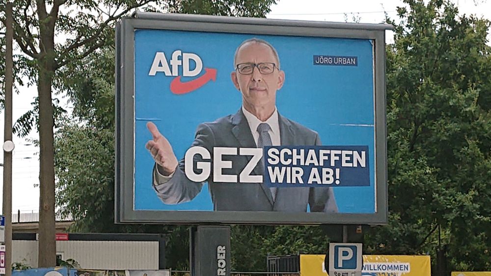 Die Afd plakatiert mit ihrem Vorsitzenden in Sachsen: GEZ abschaffen!
