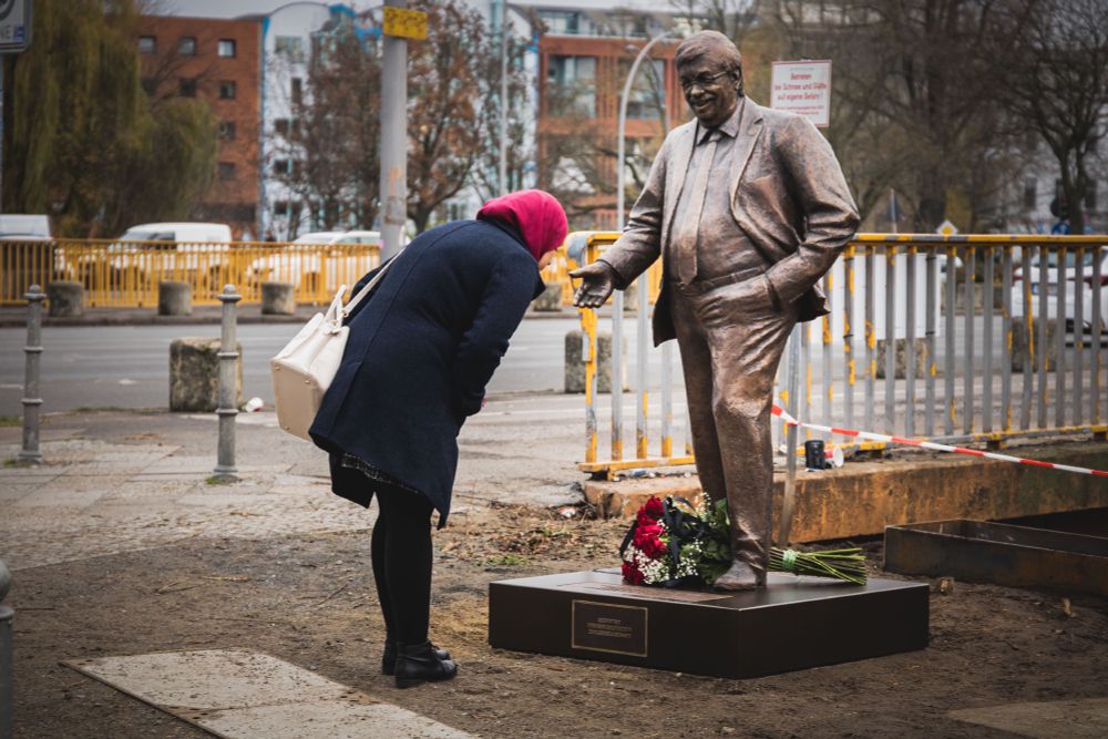 Menschen vor dem Denkmal.
