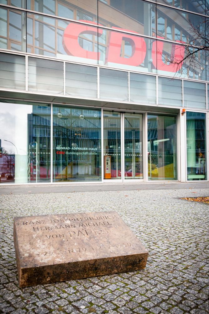 Grabstein von Franz von Papen liegt vor der CDU-Parteizentrale in Berlin.