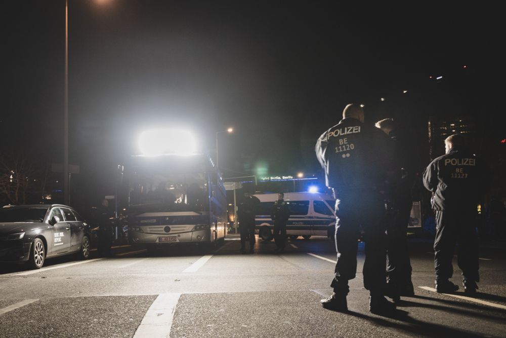 Polizei setzt Adenauer widerrechtlich fest.