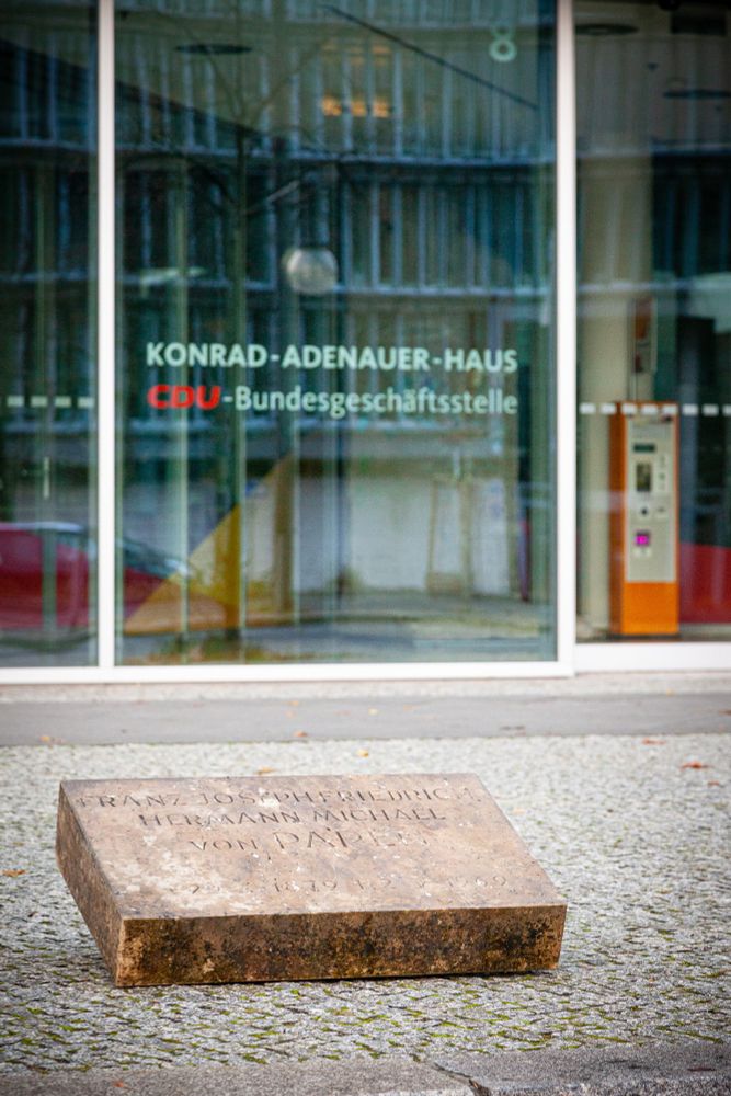 Grabstein von Franz von Papen liegt vor der CDU-Parteizentrale in Berlin.