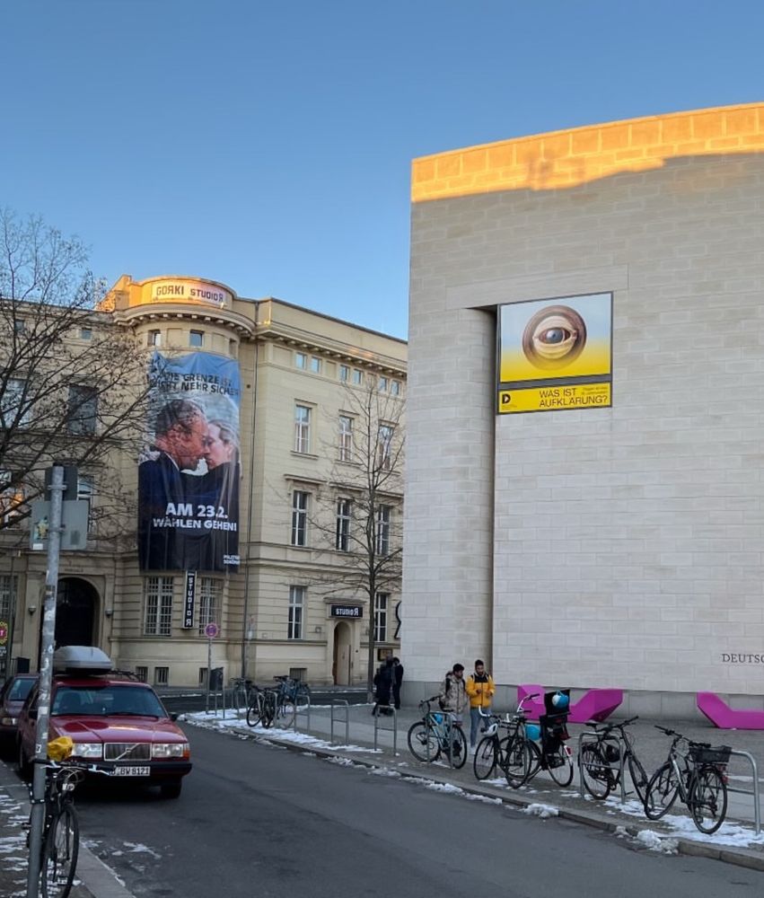 Das große Megabanner hängt an Gorki Theater in Berlin.