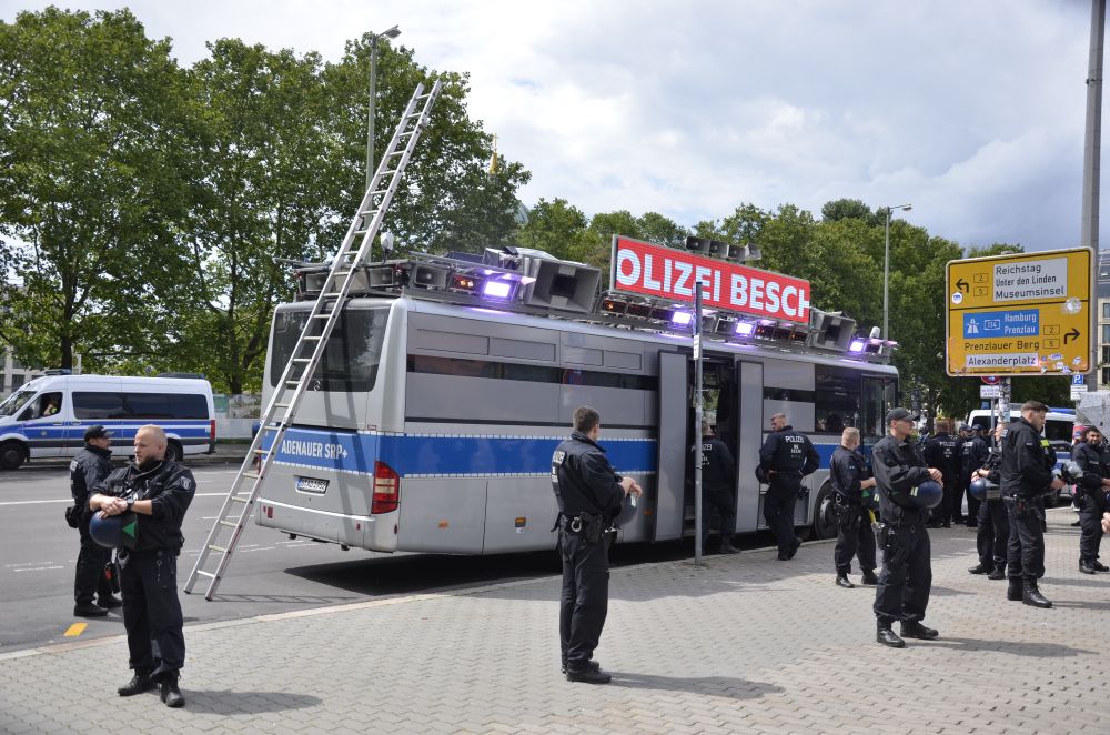 Die Polizei macht sich wieder am Adenauer zu schaffen – absolut illegal.