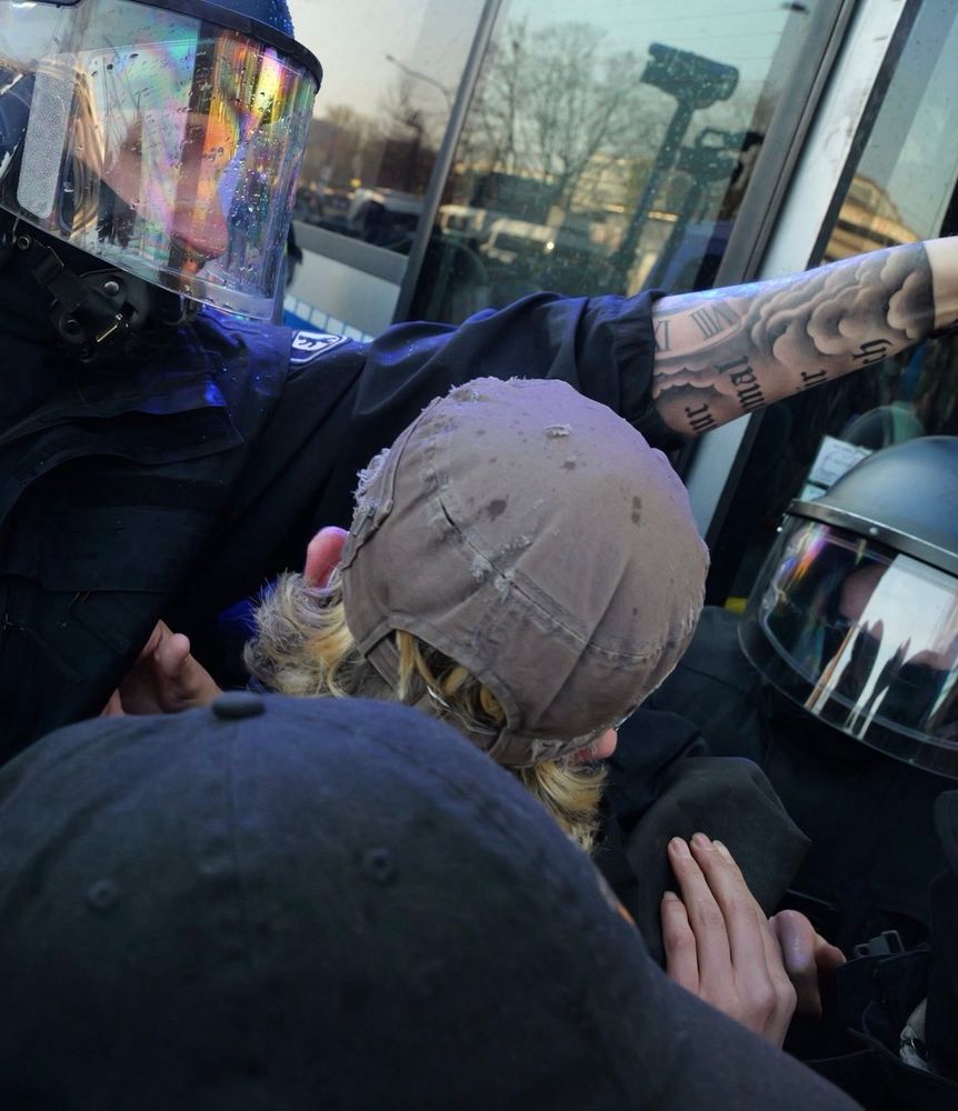 Polizei Berlin mit Nazitattoos. Nahaufnahme.