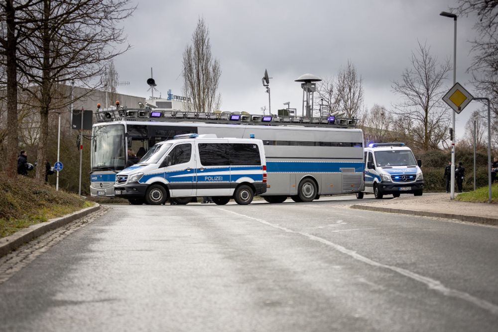 Adenauer ist leider mitten auf der Kreuzung, 30m vor dem Parteitag auf der Hauptroute der Polizei liegengeblieben.