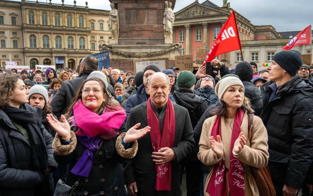 Olaf Scholz inkognito auf einer Demonstration in seinem Heimatort Potsdam gegen die Deportationskonferenz in derselben Stadt.