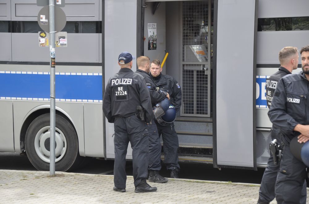 Die Polizei macht sich wieder am Adenauer zu schaffen – absolut illegal.