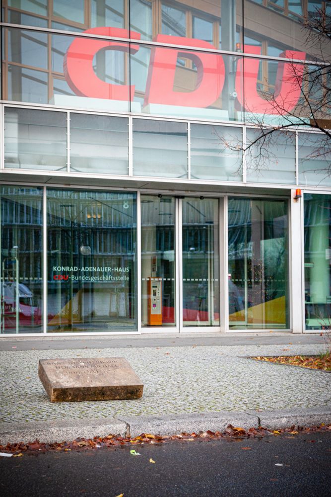 Grabstein von Franz von Papen liegt vor der CDU-Parteizentrale in Berlin.