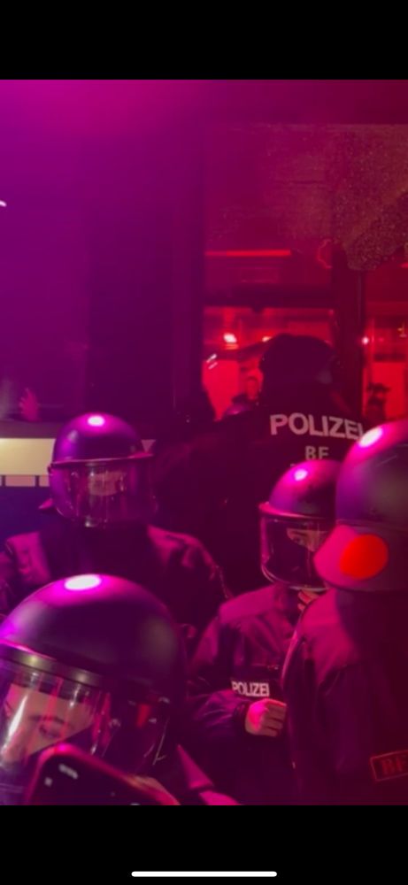 Polizei umstellt Adenauer