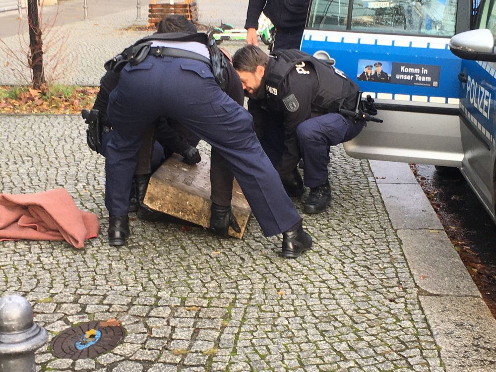 Polizei versucht den Grabstein zu heben.