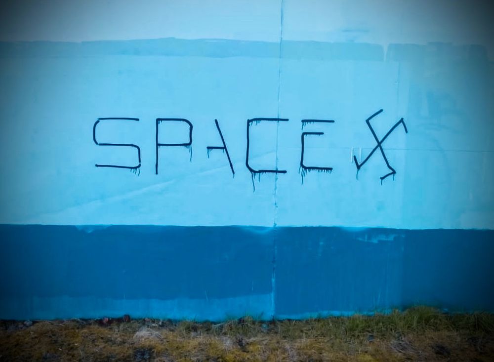 Wand mit Graffiti: statt Space X steht da Space mit Hakenkreuz