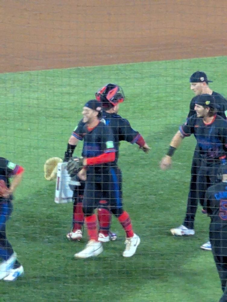 Alejandro Kirk holding second base