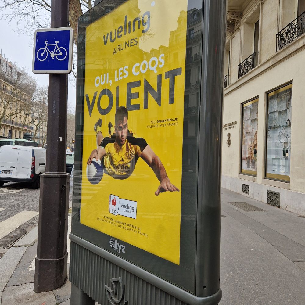 Pub pour Vueling sur un panneau de la ville de Paris.