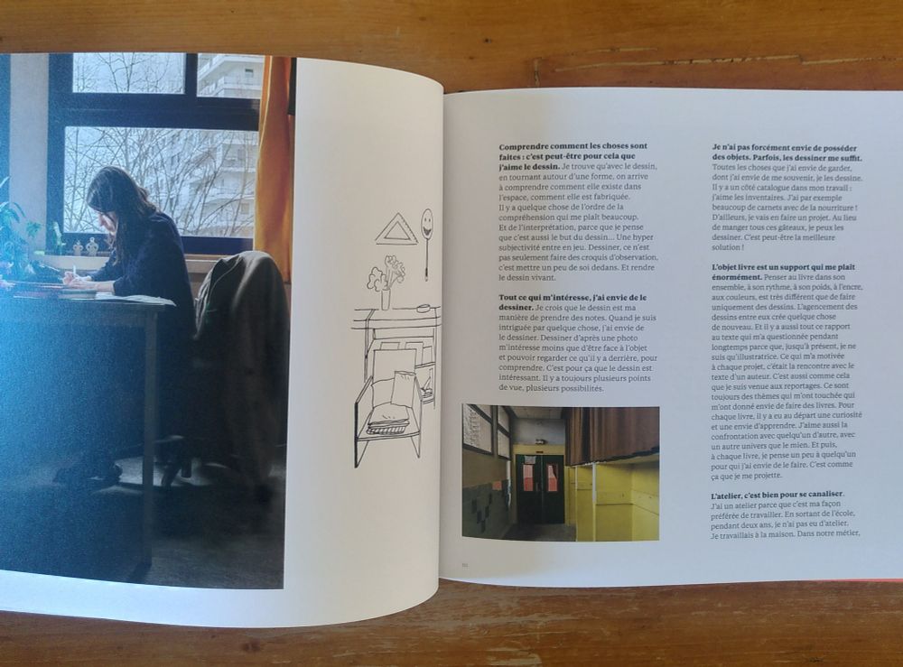 Double-page intérieure du livre Les Ateliers avec sur la gauche une photo d'Amélie Fontaine dans son atelier et sur la droite un texte issu de l'entretien avec l'artiste.