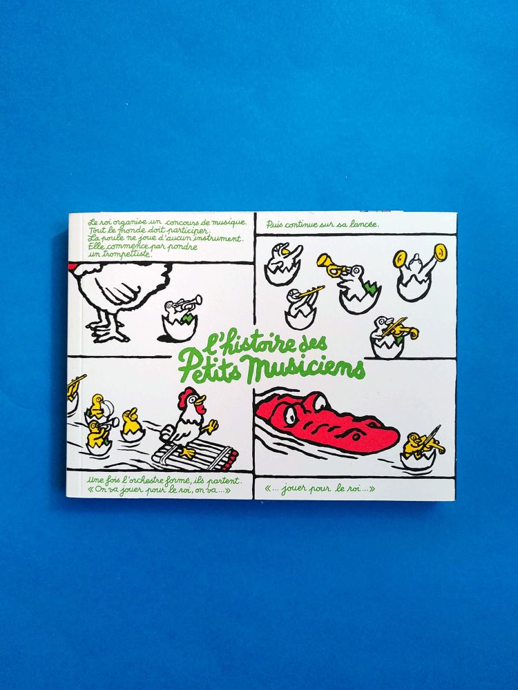 Couverture du livre L'HISTOIRE DES PETITS MUSICIENS avec quatre cases au dessin contrasté grâce à une ligne noire et des couleurs en aplat représentant des poussins, une poule et un crocodile.